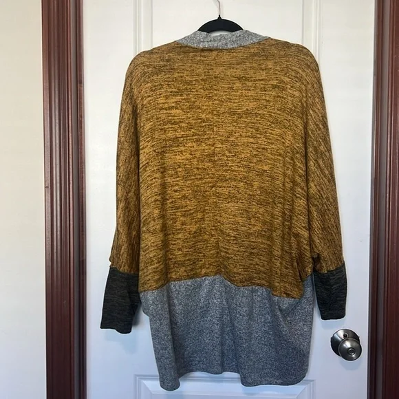 Daytrip size Large Black, gold, grey cardigan. Dolman sleeve, cocoon sty…​​​​ - Picture 2 of 6